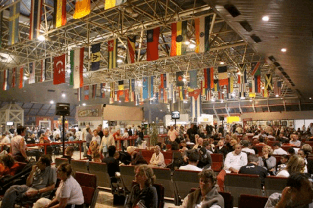 Derfor overbooker flyselskaberne deres afgange